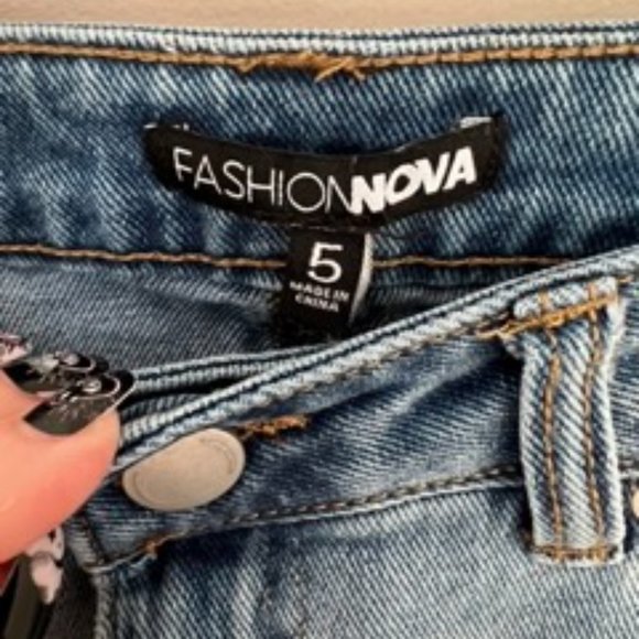 NWT | Fashion Nova | Jean High Waisted Distressed Shorts | Size 5 - Picture 8 of 13